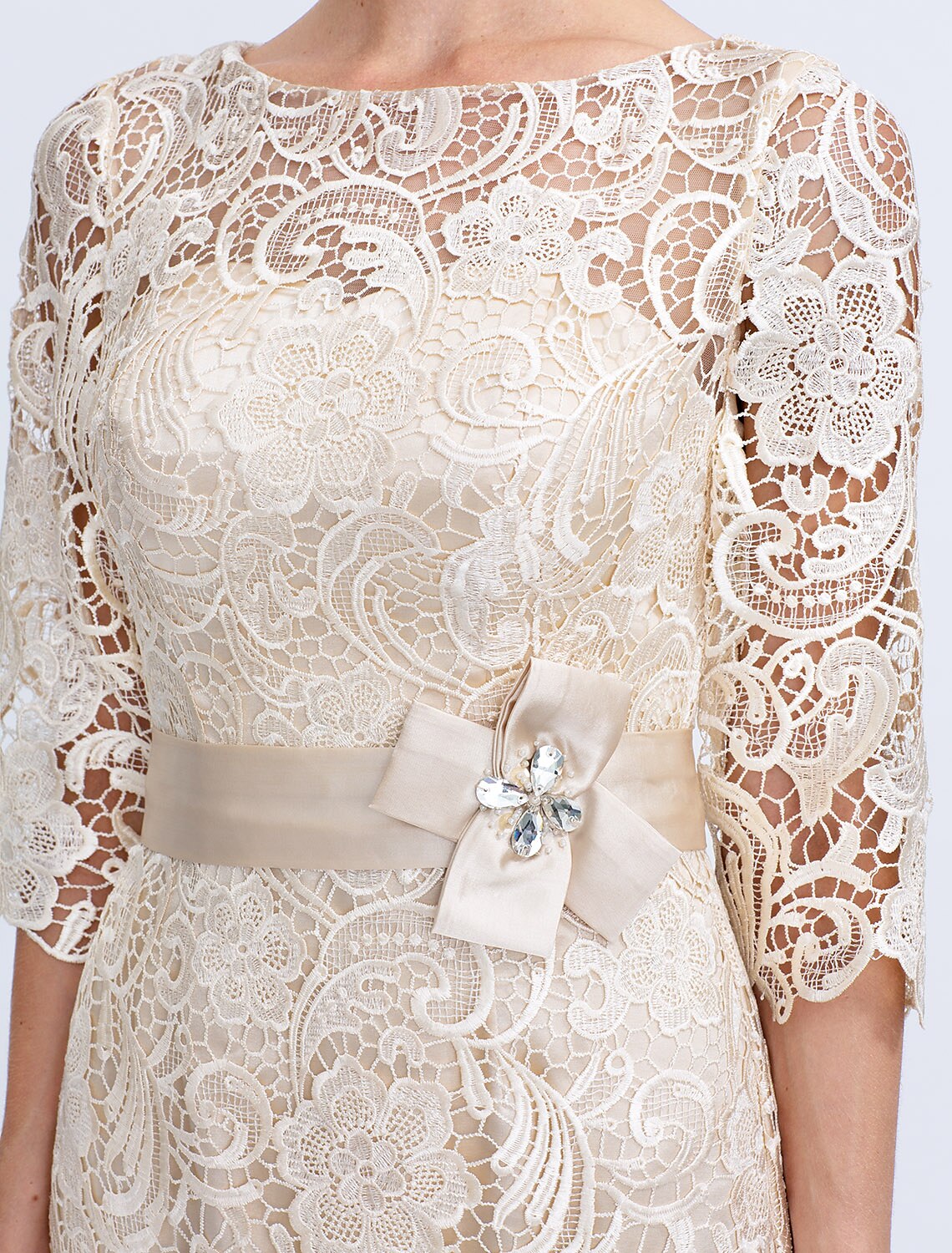 Etuikleid/Säulenkleid für die Mutter der Braut, formeller Hochzeitsgast, elegant, Übergröße, Illusionsausschnitt, knielang, durchgehende Spitze, 3/4-Ärmel mit Schleife(n),
