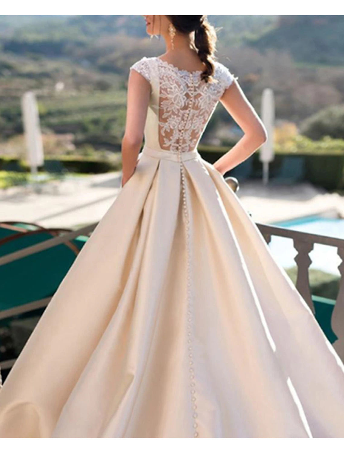 Hall Royal Style Brautkleider A-Linie Rundhalsausschnitt Ärmellos Hofschleppe Satin Brautkleider Mit Perlen Applikationen