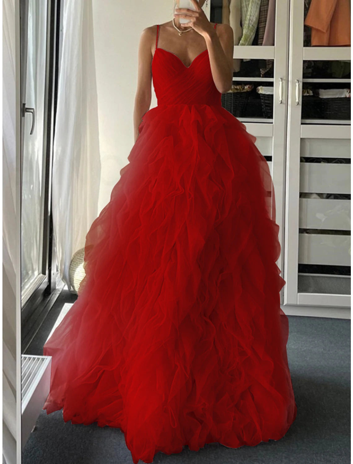 Robe de bal trapèze élégante, longueur au sol, sans manches, bretelles spaghetti, tulle avec plis et volants