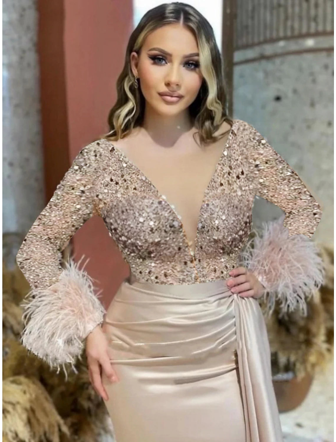 Meerjungfrau/Trompete Abendkleid Elegantes Kleid Formale Hochzeit Hofschleppe Langarm V-Ausschnitt Satin mit Feder Glitzer Gerüscht