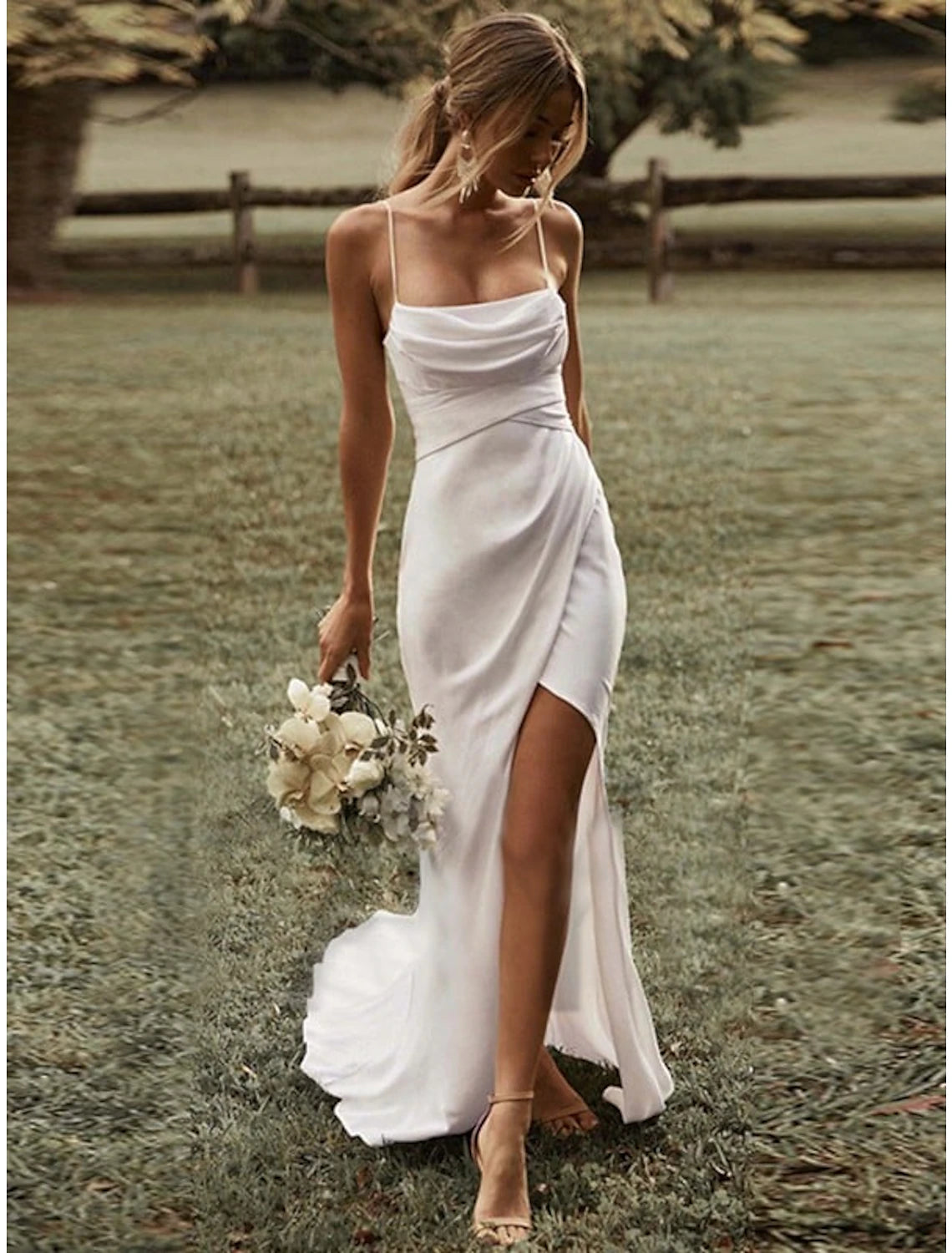 Robes de mariée simples de plage, fourreau / colonne, camisole carrée, bretelles spaghetti, traîne à balayage / pinceau, robes de mariée en tissu extensible avec devant fendu froncé