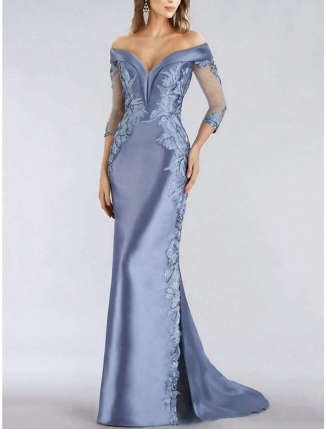 Robe de mère de la mariée fourreau/colonne élégante à épaules dénudées, traîne à balayage/pinceau, en satin extensible, manches 3/4 avec dentelle, couleur unie