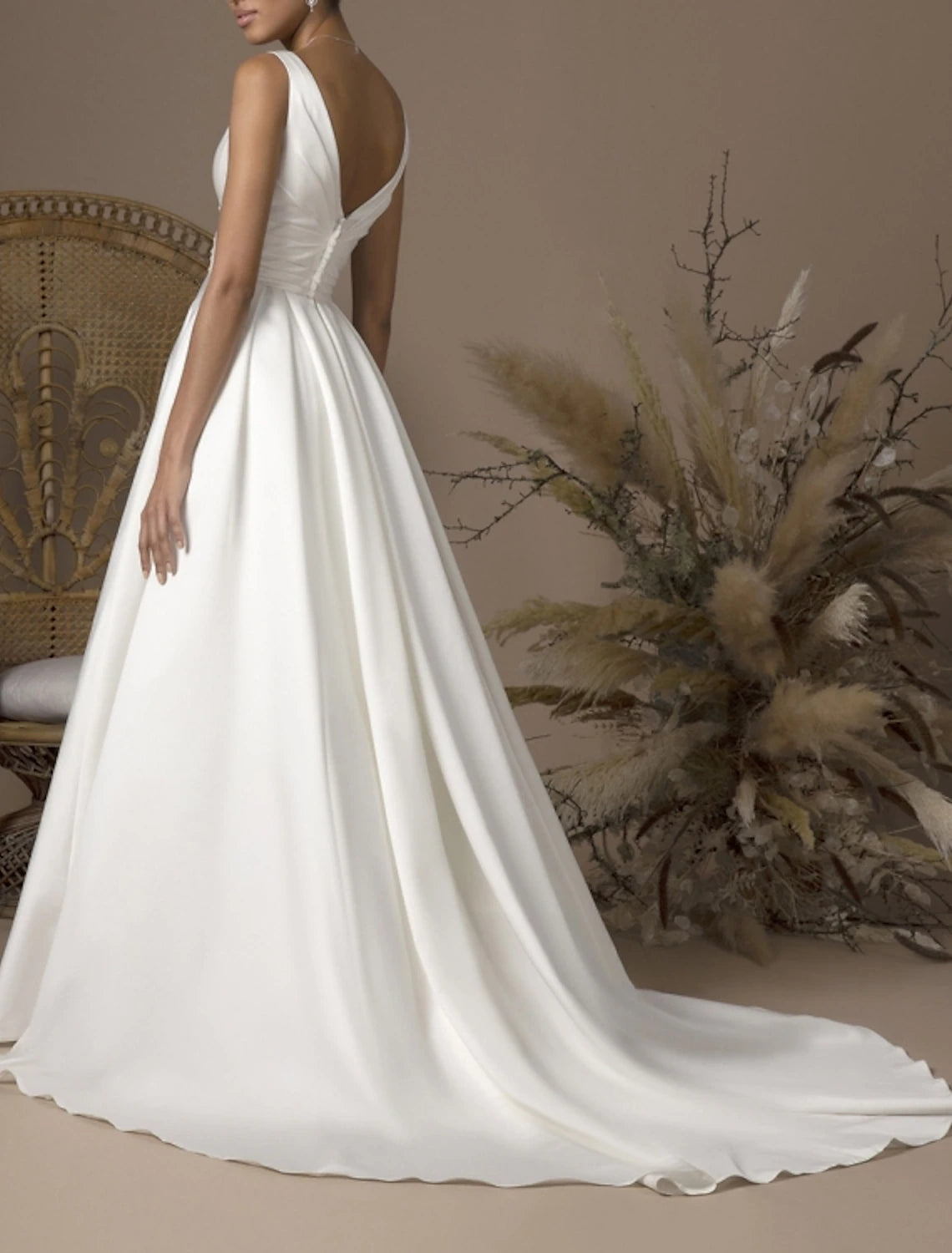 Hall Einfache Brautkleider A-Linie V-Ausschnitt Ärmellos Sweep/Pinsel Schleppe Satin Brautkleider Mit Falten