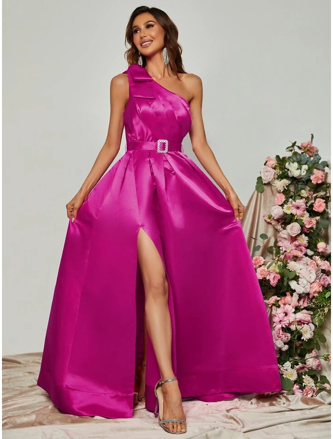 Robe de soirée trapèze noire grande taille, tenue de soirée formelle, longueur au sol, sans manches, asymétrique, en satin avec plis et bretelles fendues