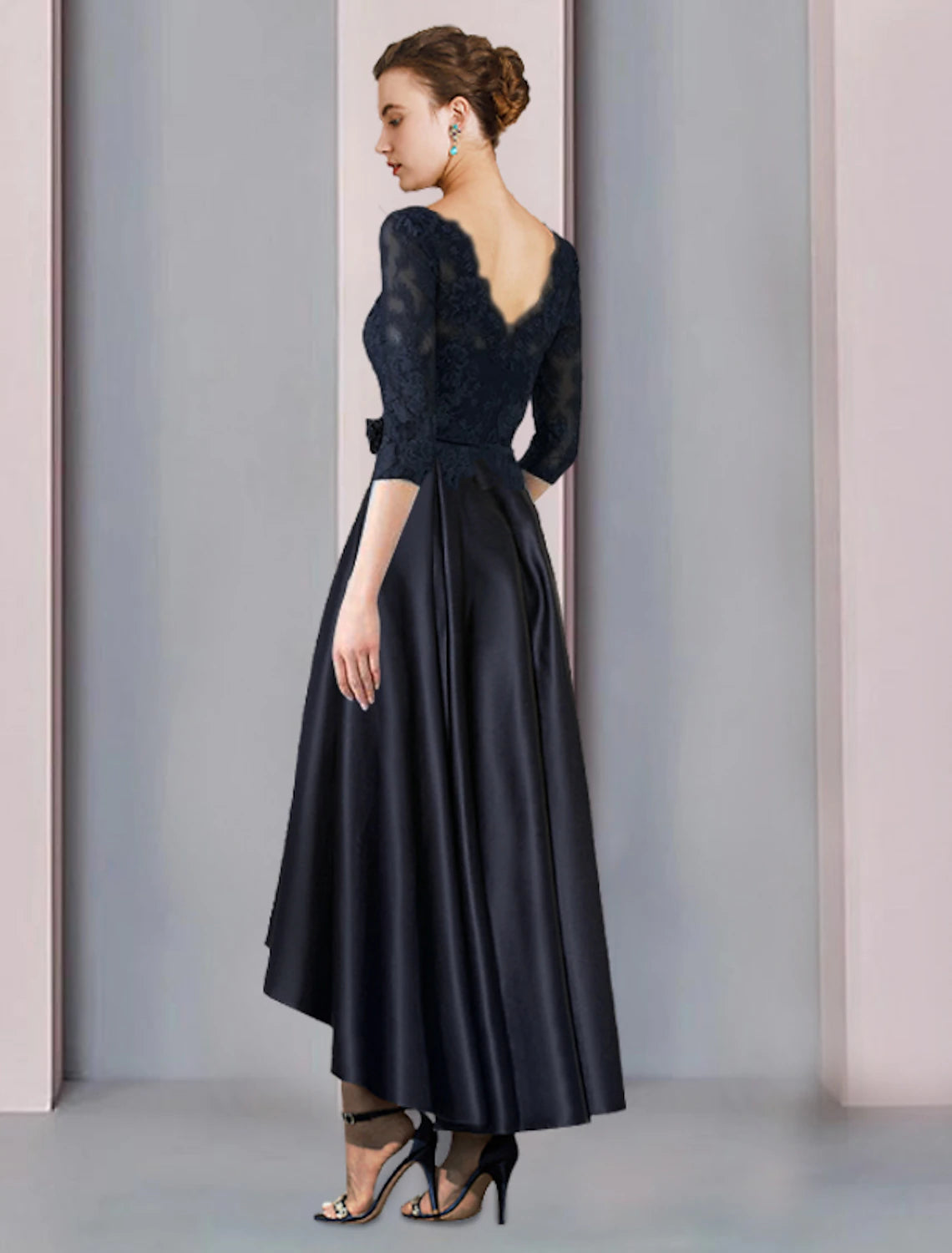 A-Linien-Kleid für die Mutter der Braut, Hochzeitsgast, elegant, hoch, tief, U-Ausschnitt, asymmetrisch, knielang, Satin, Spitze, 3/4-Ärmel mit Falten, Applikationen, Blume