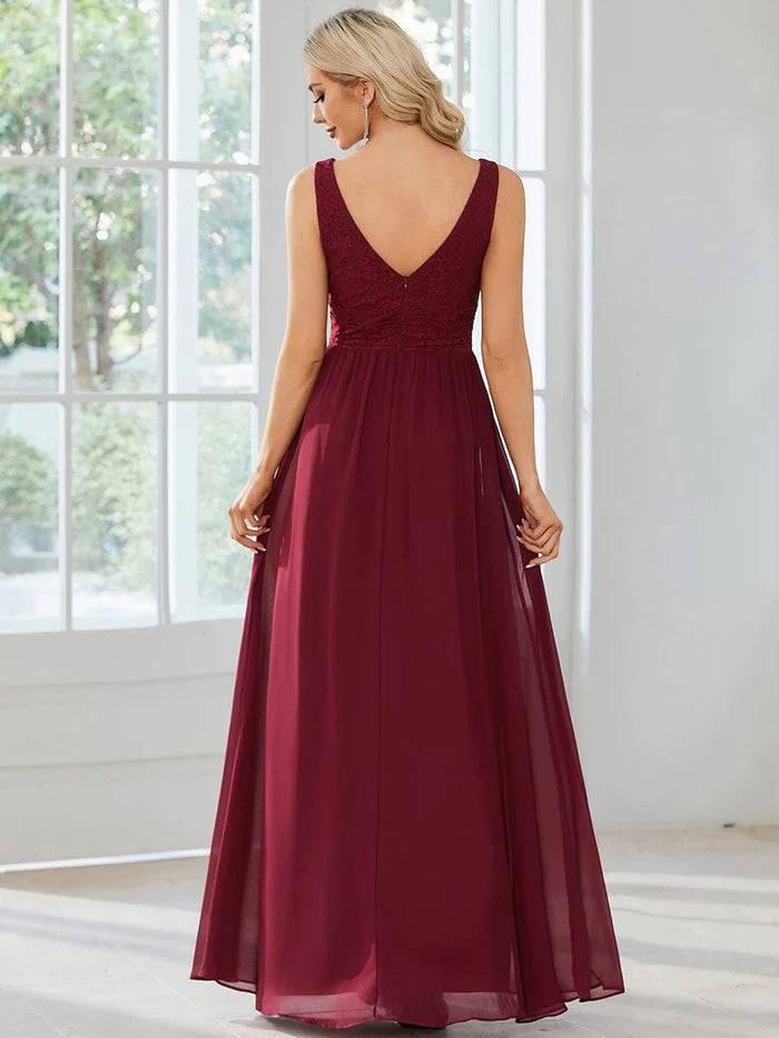 Abendkleid aus Chiffon mit Empire-Taille und V-Rücken und ärmellosem Spitzendekolleté 