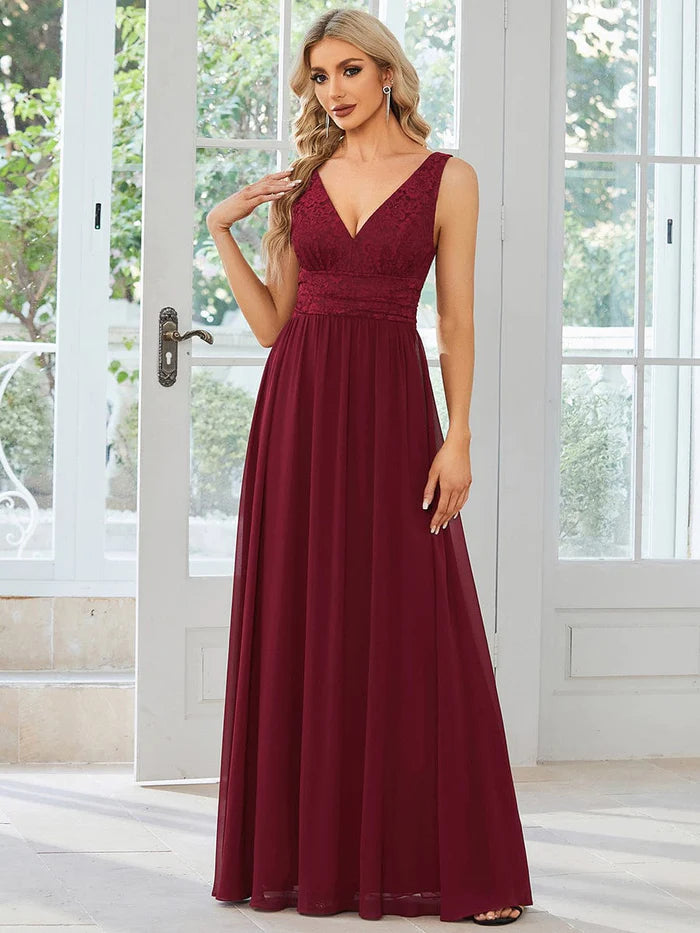 Abendkleid aus Chiffon mit Empire-Taille und V-Rücken und ärmellosem Spitzendekolleté 