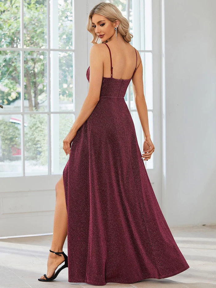 Glänzendes Abendkleid mit Spaghettiträgern und Schlitz vorne 