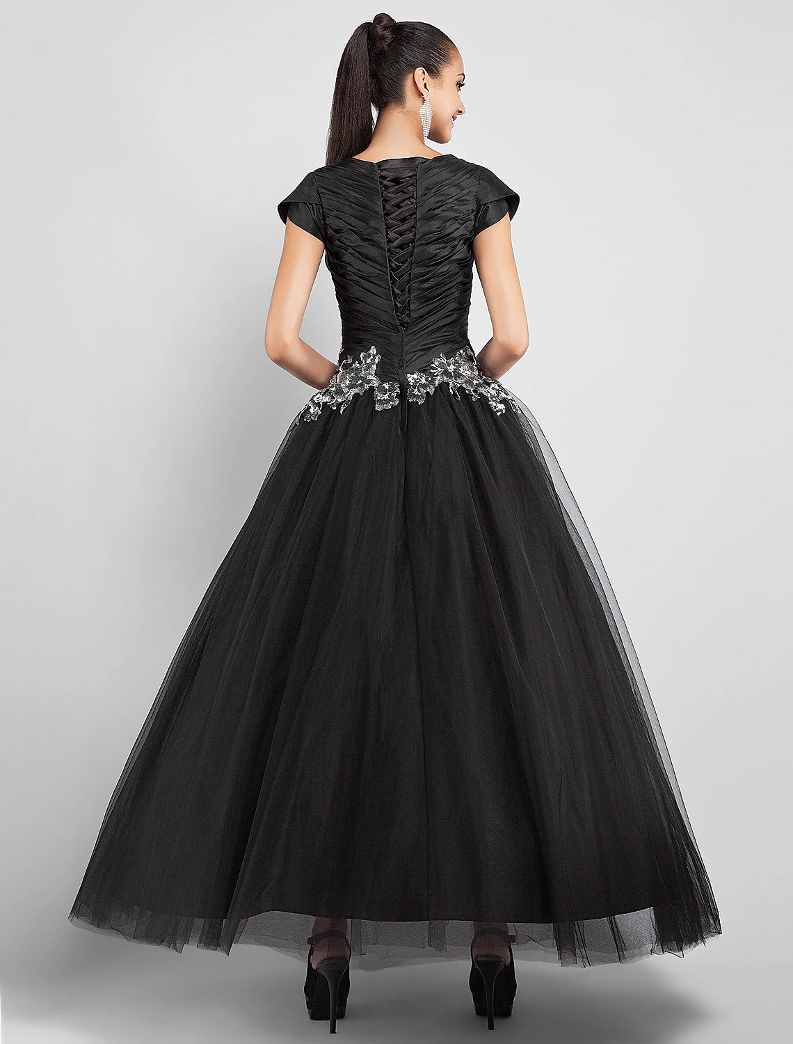 Robe de bal, petite robe noire, robe de soirée formelle, longueur cheville, manches courtes, col bijou, taffetas avec appliques, drapé latéral