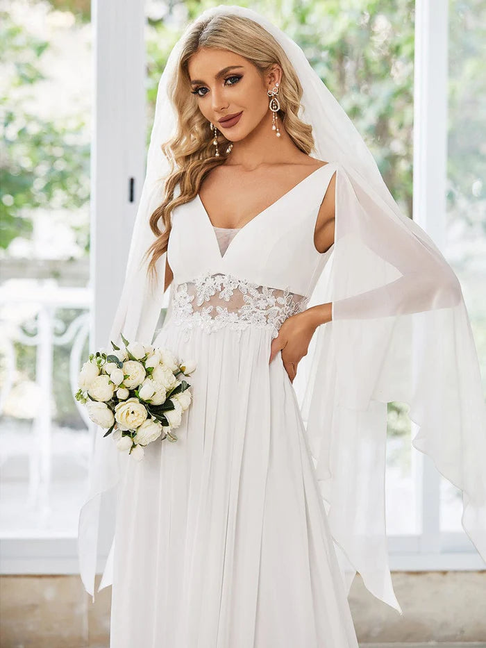 Robe de mariée trapèze en dentelle illusion, col en V, manches cape 