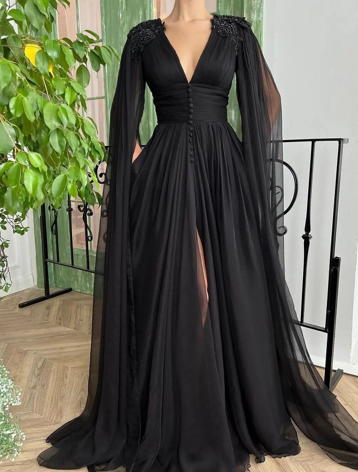 A-Linien-Abendkleid, schwarzes Kleid, formelle Maskerade, Hofschleppe, lange Ärmel, V-Ausschnitt, Mittwoch, Addams Family, Chiffon mit Knöpfen, Schlitz, Applikationen