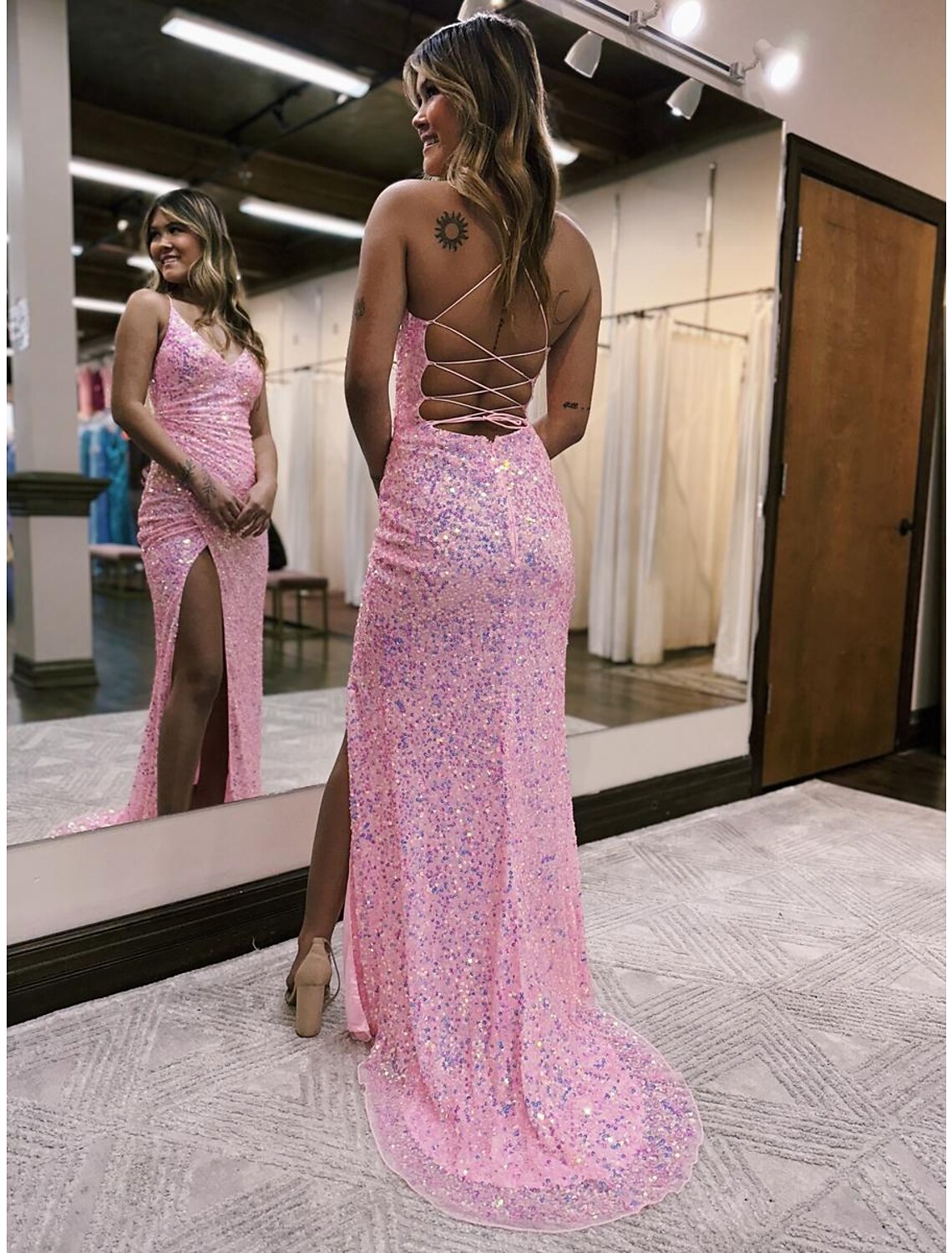 Robe de bal sirène/trompette scintillante et brillante, robe de soirée de mariage formelle, traîne à balayage/pinceau, sans manches, col en V, dos nu pailleté avec fente à paillettes
