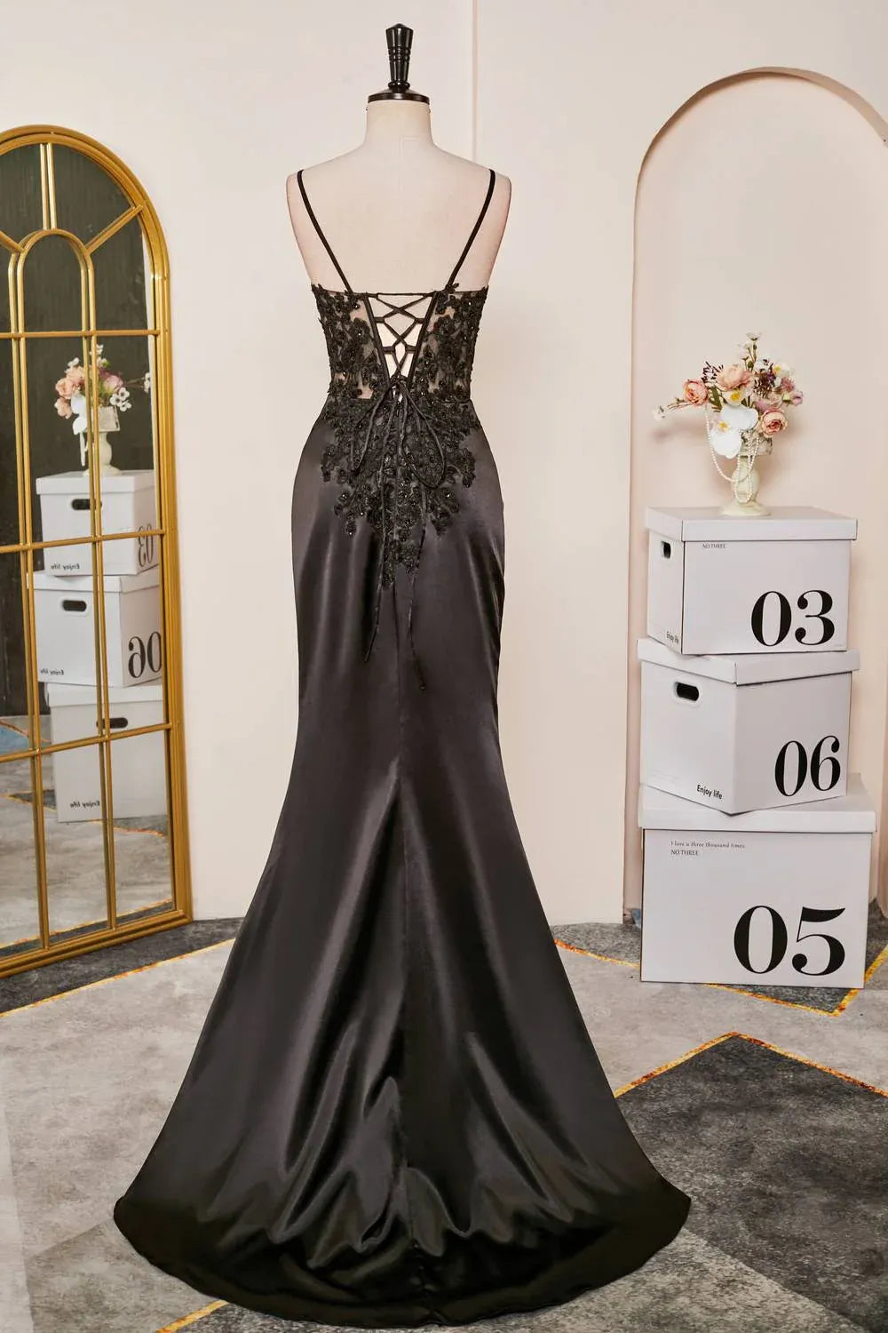 Elegant Black Mermaid V‑Neck Spaghetti‑Strap Lace‑Up‑Back Floor‑Length Prom Dress