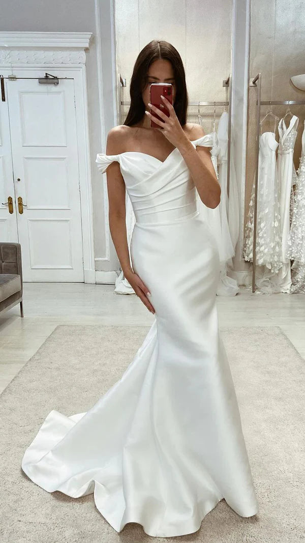 Robe de mariée de plage unique en satin évasé à épaules dénudées et traîne plissée