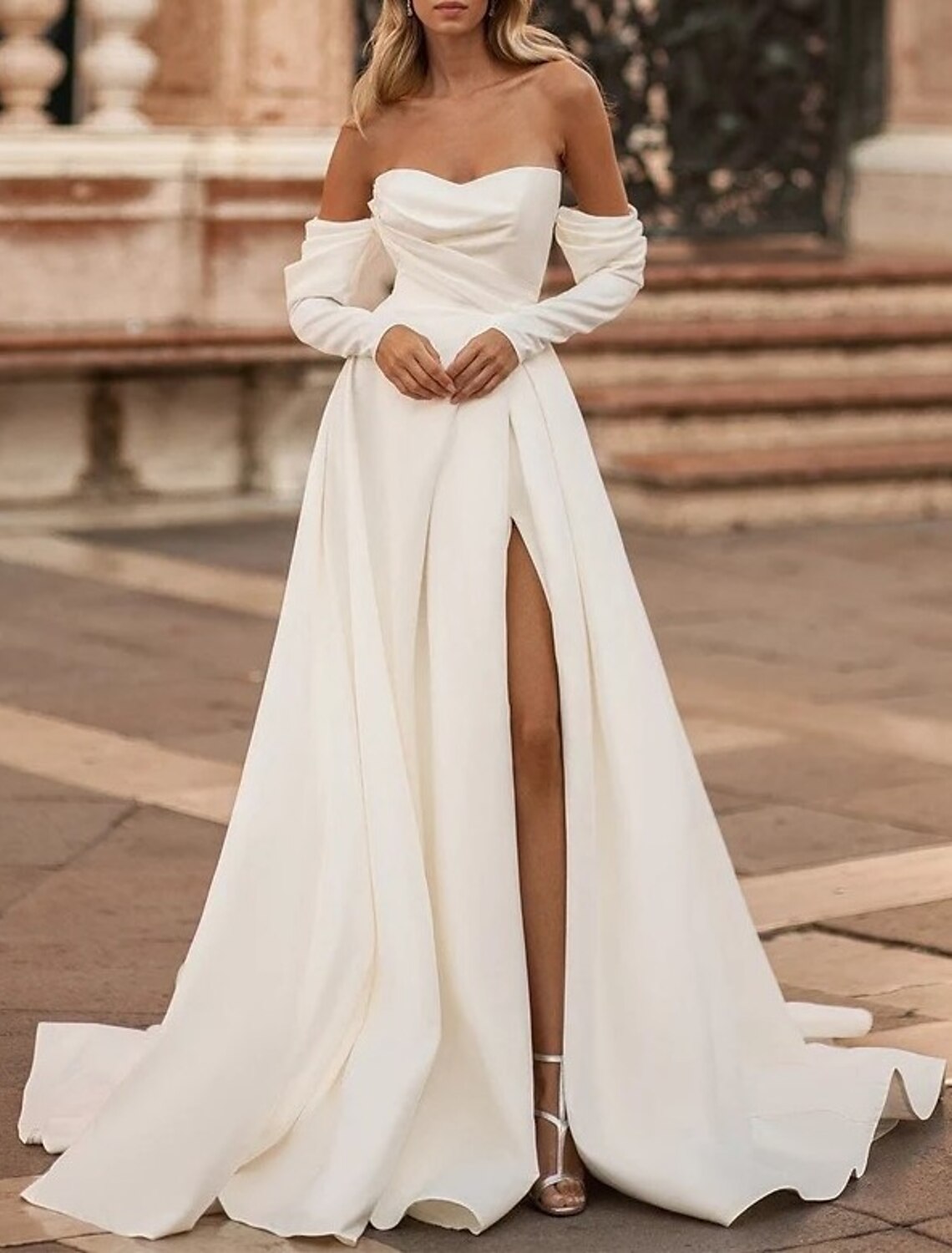 Hall Einfache Brautkleider A-Linie Schulterfrei Langarm Hofschleppe Satin Brautkleider Mit Schlitz Vorne Einfarbig