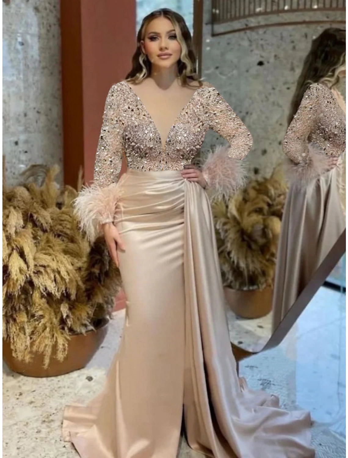 Meerjungfrau/Trompete Abendkleid Elegantes Kleid Formale Hochzeit Hofschleppe Langarm V-Ausschnitt Satin mit Feder Glitzer Gerüscht