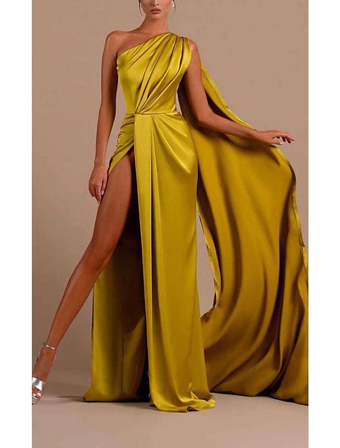 Meerjungfrau/Trompete Abendkleid Hoher Schlitz Kleid Maskerade Hofschleppe Ärmellos Ein Schulter Capes Satin mit gerüschtem Schlitz