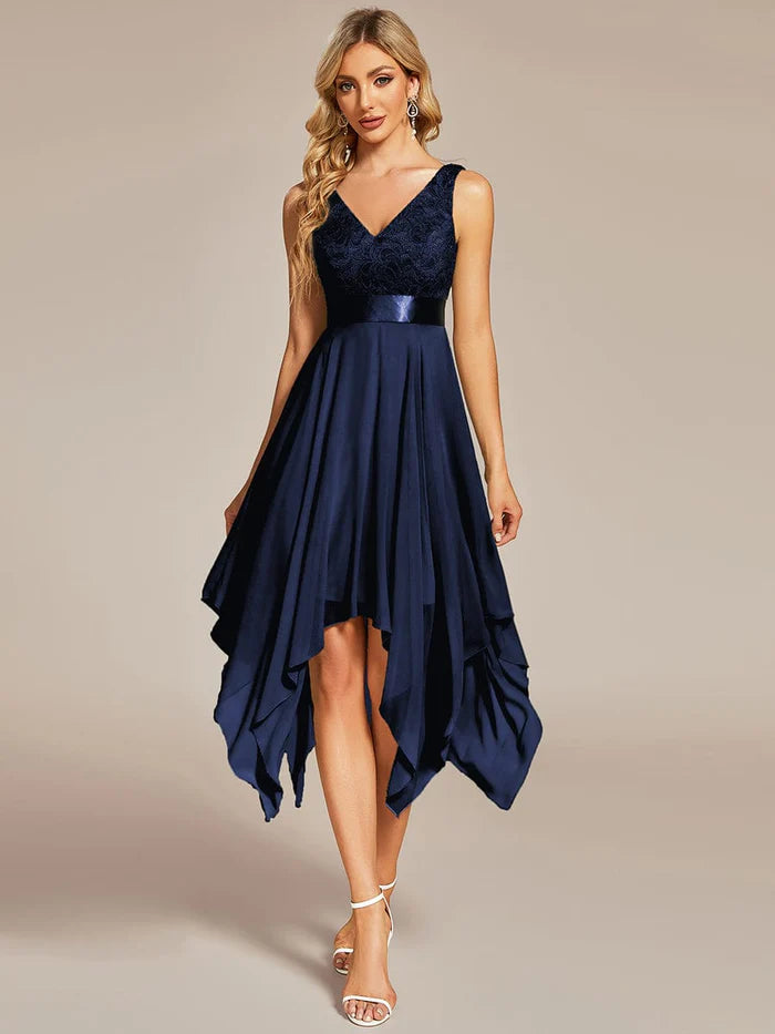 Superbe robe en dentelle à col en V et ourlets asymétriques