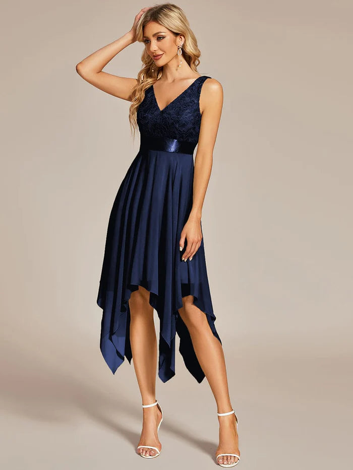 Atemberaubendes Spitzenkleid mit V-Ausschnitt und asymmetrischen Säumen