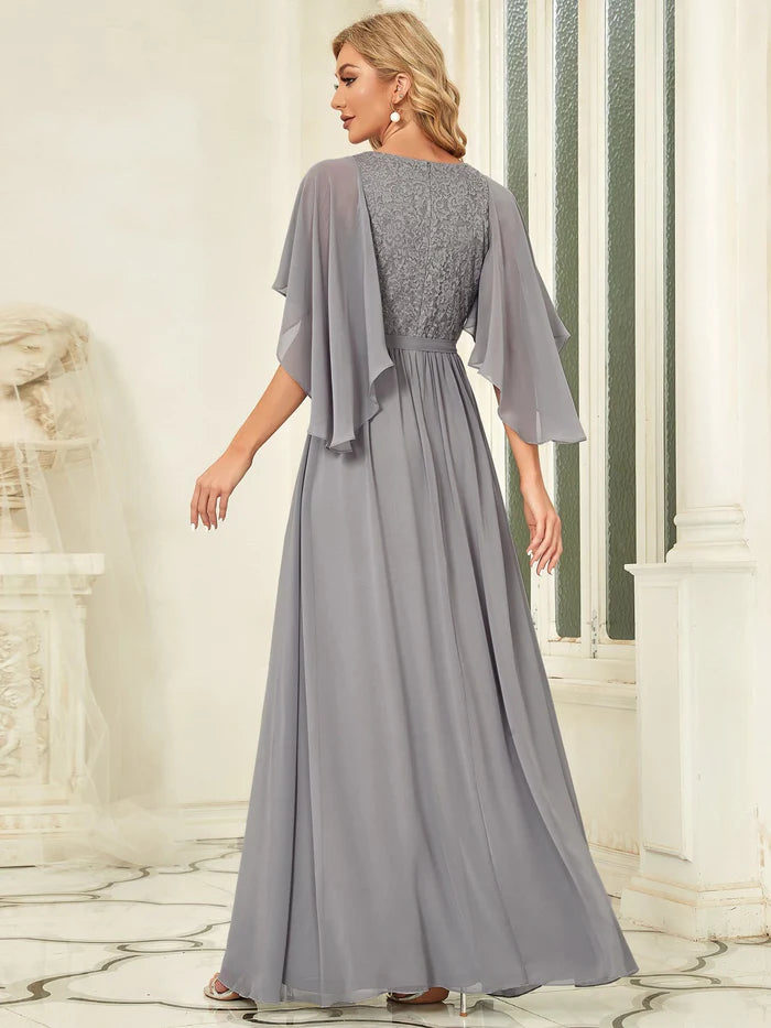 Robe de soirée longue et fluide avec décolleté en V profond et corsage en dentelle 