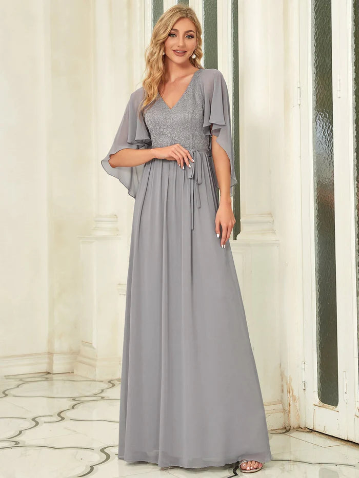 Robe de soirée longue et fluide avec décolleté en V profond et corsage en dentelle 