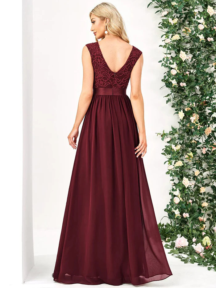 Robe de demoiselle d'honneur classique à col rond et dos en V avec corsage en dentelle 