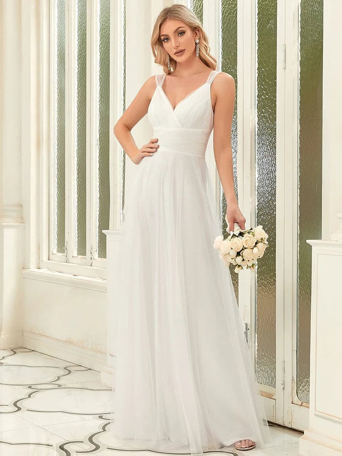 Robe de mariée simple en tulle avec décolleté en V profond et corsage plissé 