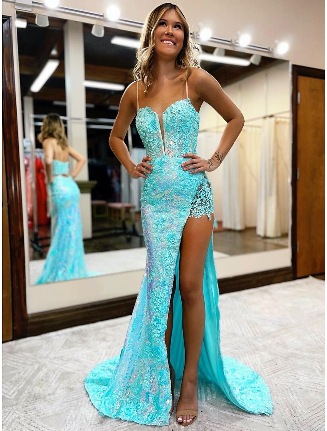 Meerjungfrau/Trompete Ballkleider High Split Kleid Formale Hochzeit Party Hofschleppe Ärmellos V-Ausschnitt Pailletten mit Schlitz Applikationen