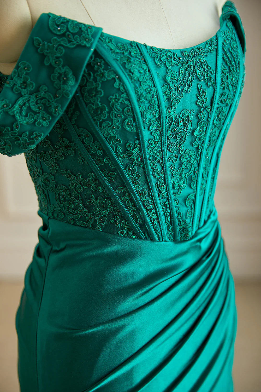 Meerjungfrau-Ballkleid aus Satin mit schulterfreiem Schnitt und Schlitz 