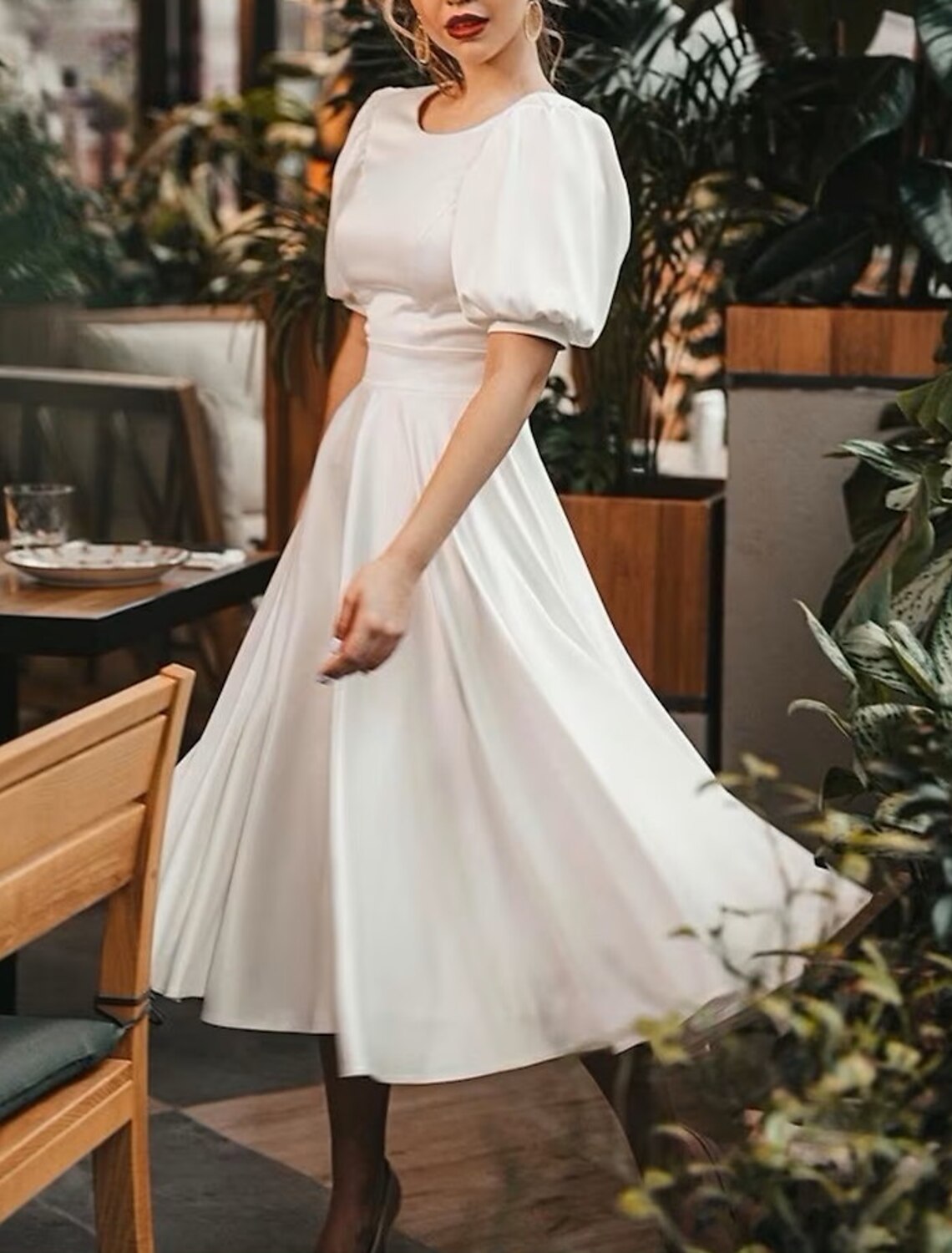 Empfang Kleine weiße Kleider Brautkleider A-Linie Rundhalsausschnitt Kurzarm Tee Länge Chiffon Brautkleider Mit Falten Einfarbig