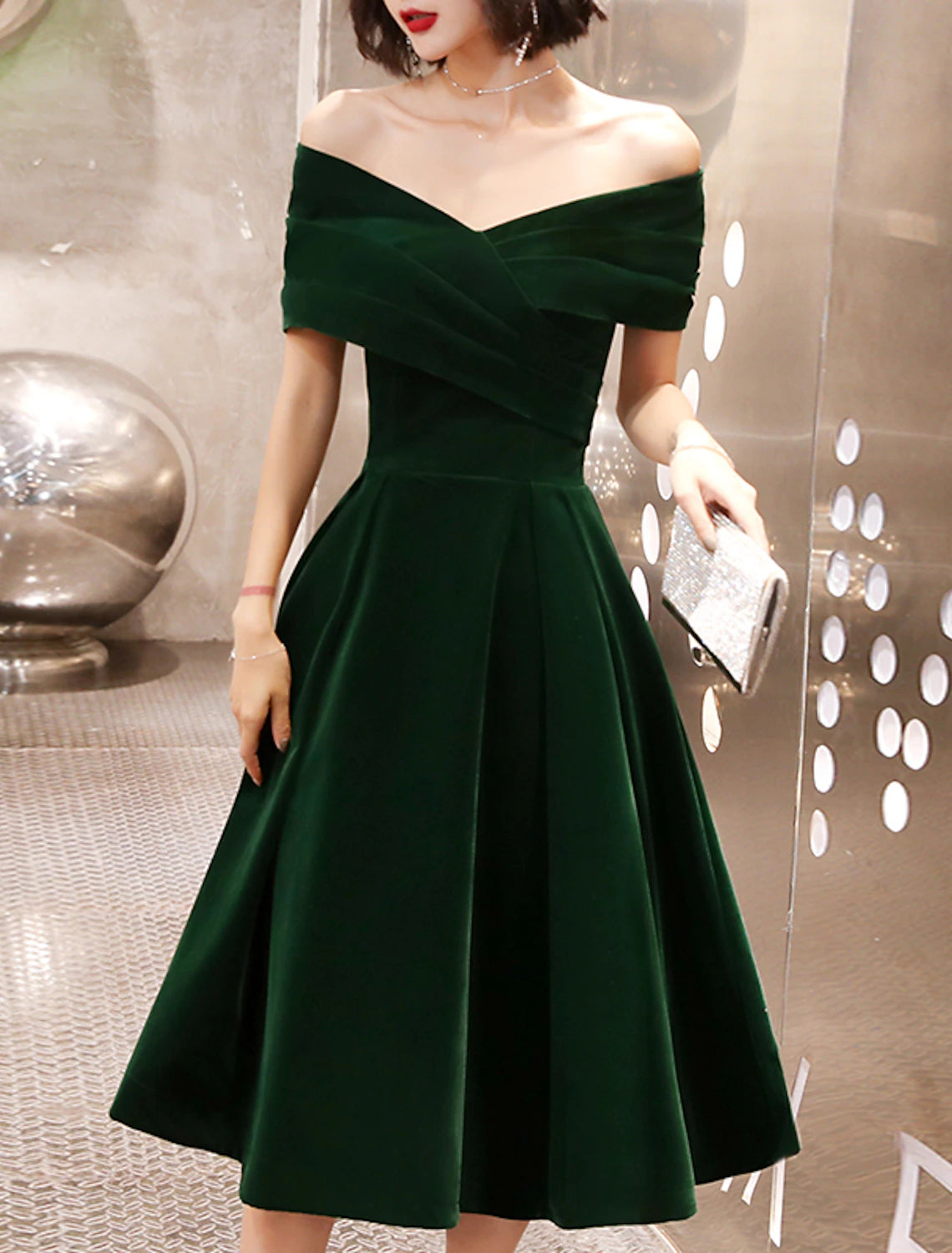 Robe de cocktail trapèze noire à manches courtes et épaules dénudées en velours avec fronces