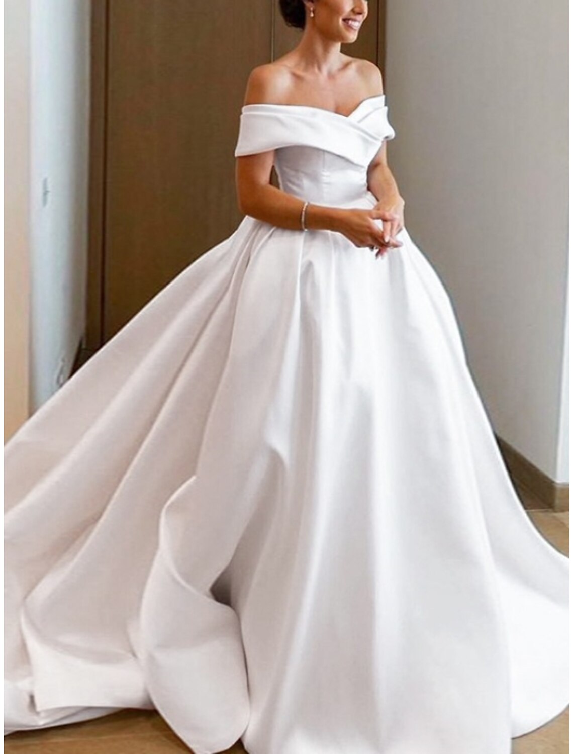 Formelle Brautkleider Ballkleid Schulterfrei Kurzarm Hofschleppe Satin Brautkleider Mit Falten