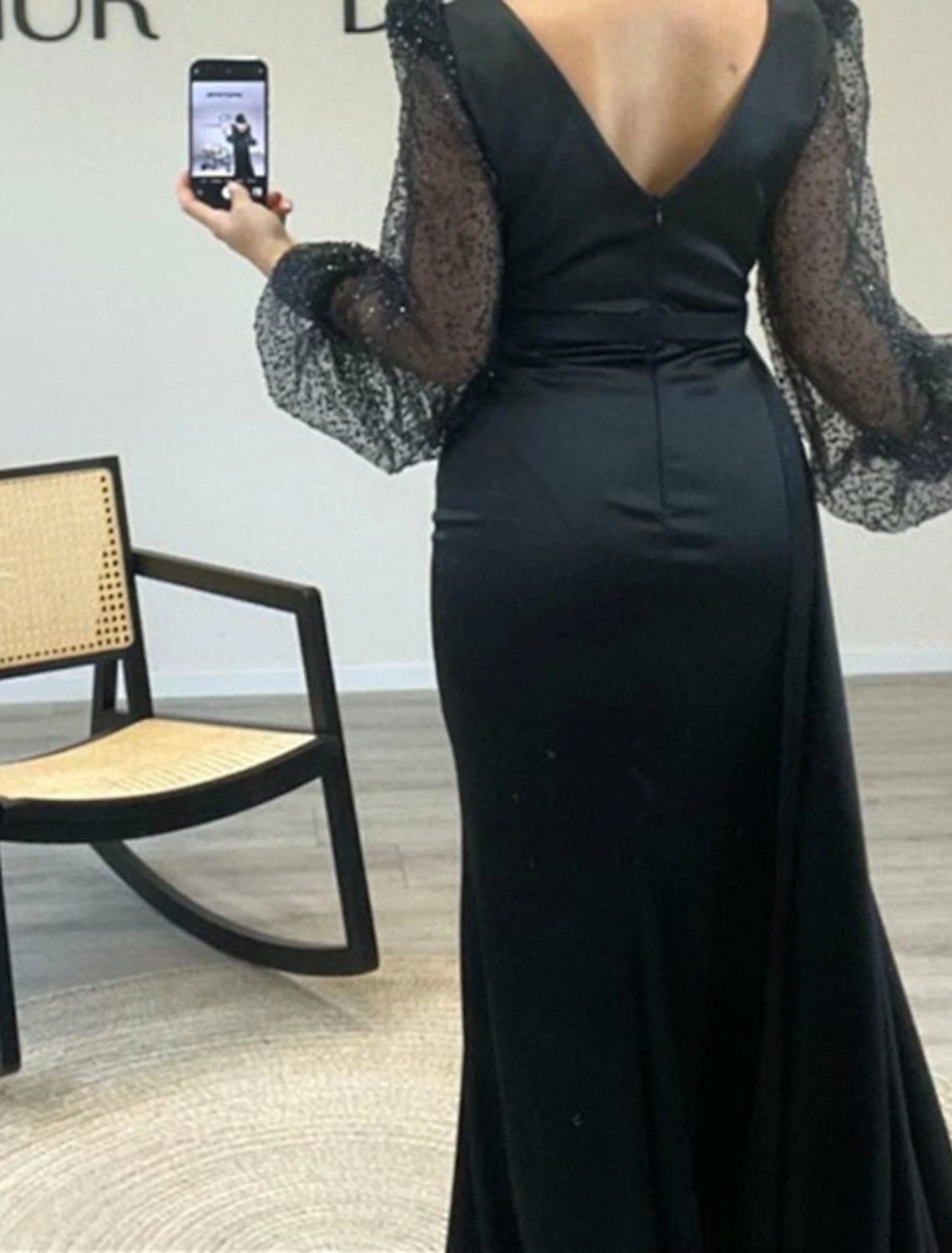 A-Linien-Abendkleid, schwarzes Kleid, Übergröße, funkelndes und glänzendes Kleid, formelle Cocktailparty, Hofschleppe, lange Ärmel, V-Ausschnitt, Gürtel/Schärpe, Charmeuse mit gerüschtem Paillettenschlitz