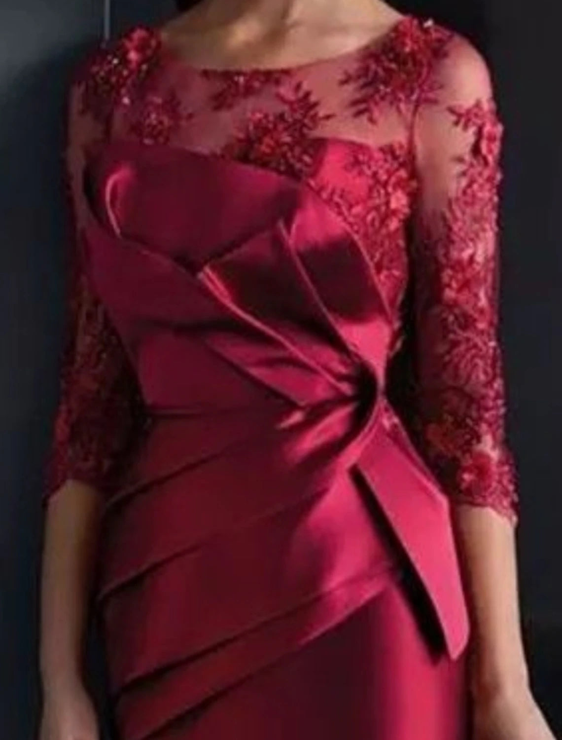 Etuikleid/Säulenkleid für die Mutter der Braut, Hochzeitsgast, elegant, Illusionsausschnitt, knielang, Satin, Spitze, 3/4-Ärmel mit Applikationen, Rüschen