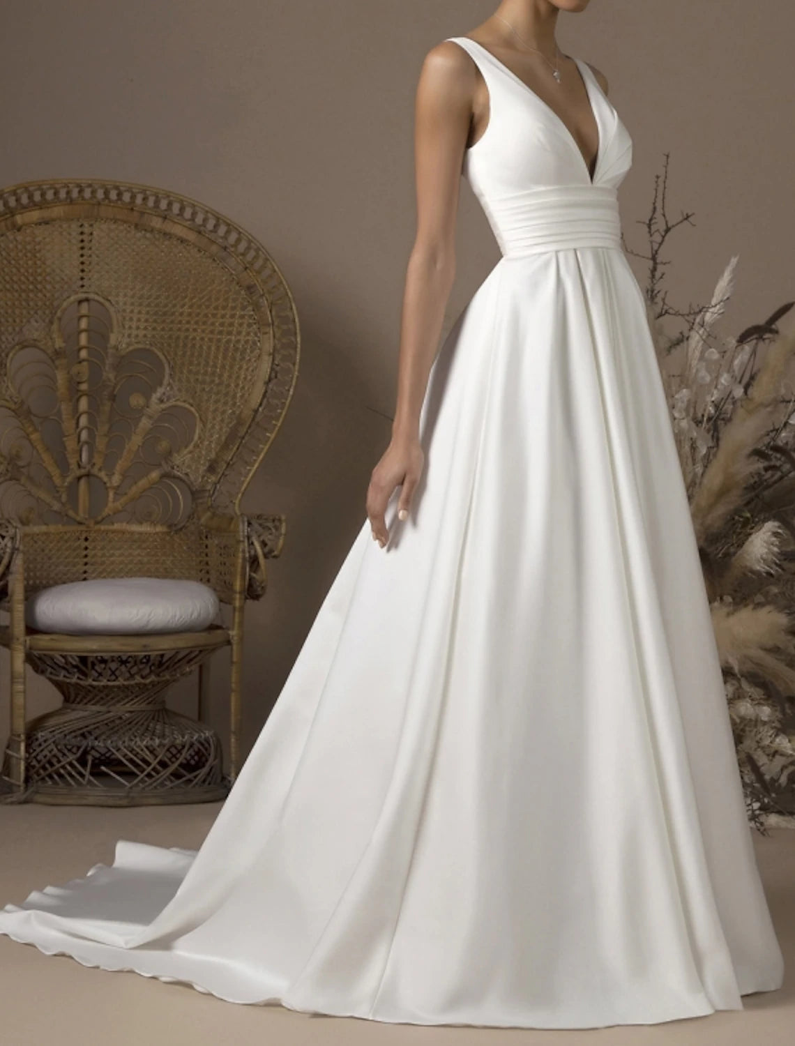 Hall Einfache Brautkleider A-Linie V-Ausschnitt Ärmellos Sweep/Pinsel Schleppe Satin Brautkleider Mit Falten