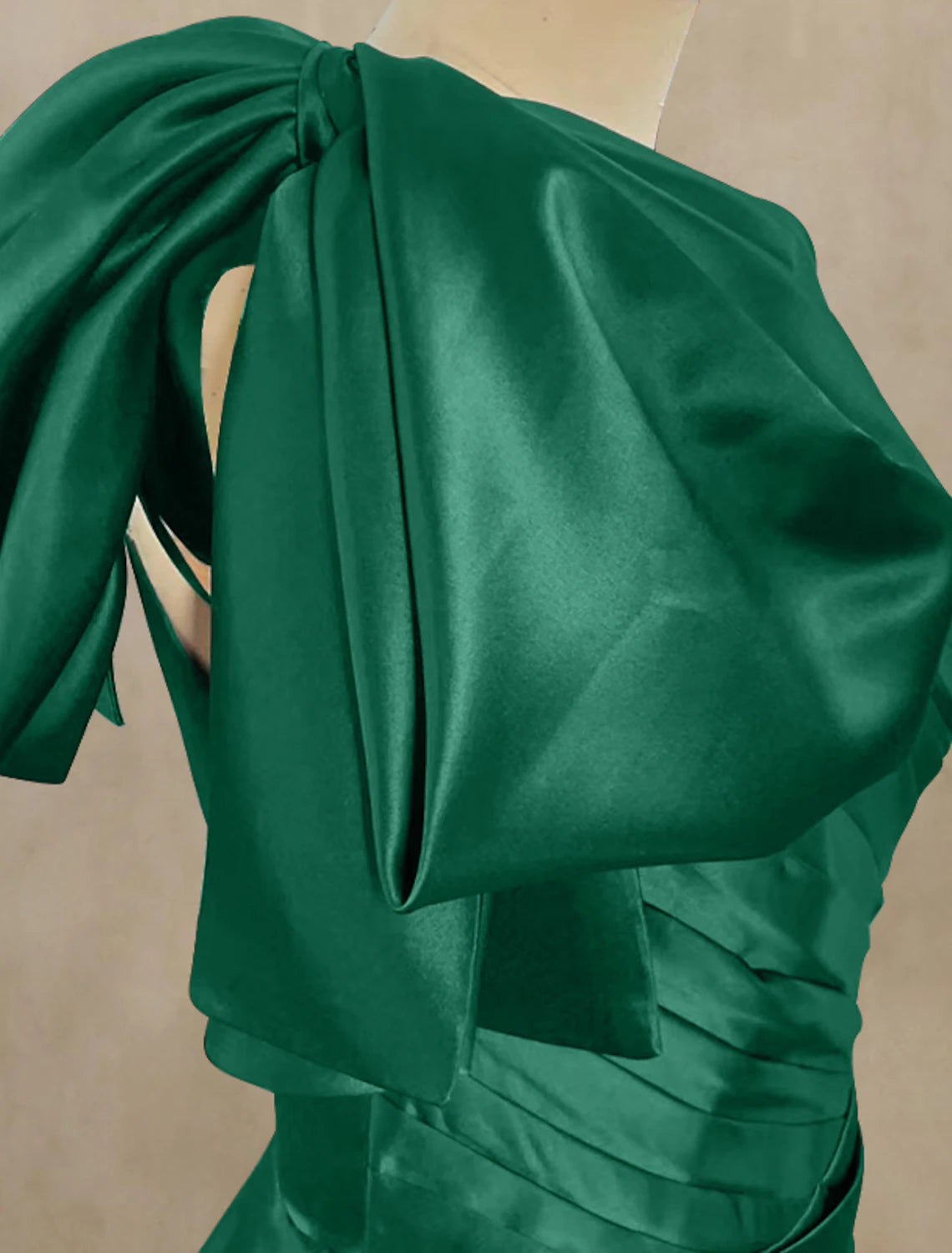A-Linien-Abendkleid im Promi-Stil, formelles rot-grünes Kleid, Hofschleppe, ärmellos, eine Schulter, Satin mit gerüschtem Schlitz