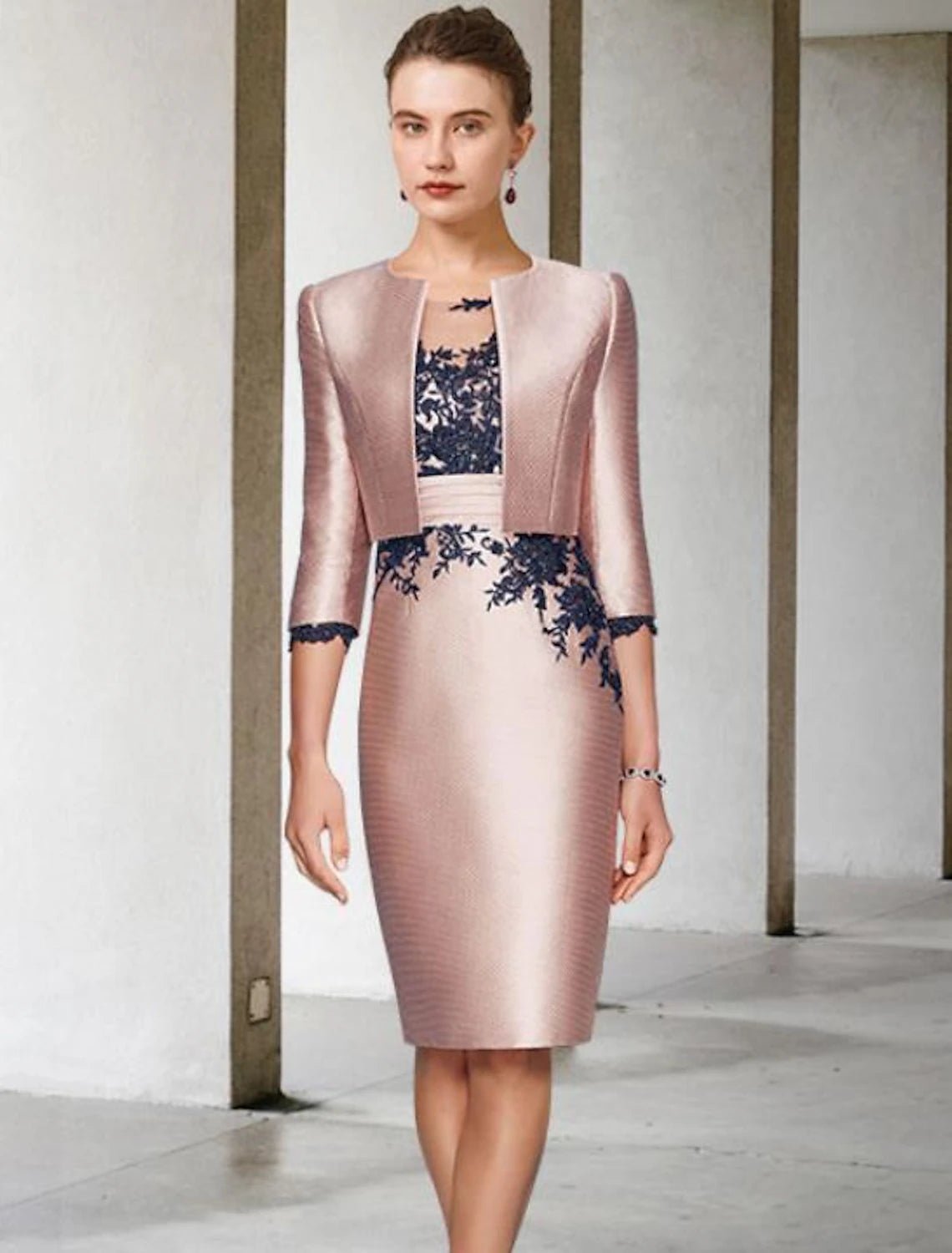 Zweiteiliges Etuikleid/Säulenkleid für die Mutter der Braut, Hochzeitsgast, Kirche, elegant, Rundhalsausschnitt, knielang, Satin, Spitze, 3/4-Ärmel, kurze Jacke, Kleider mit Applikationen, Farbblock