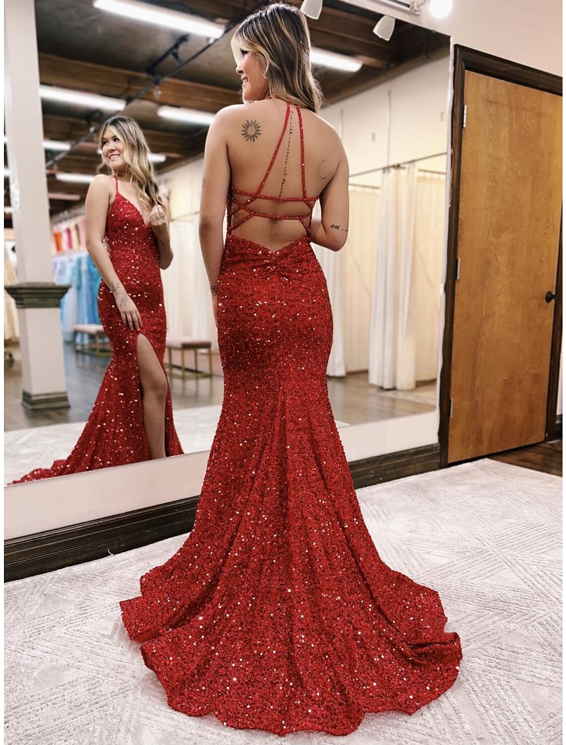 Robe de bal sirène/trompette scintillante et brillante, traîne courte, col en V, dos nu pailleté, fente à paillettes