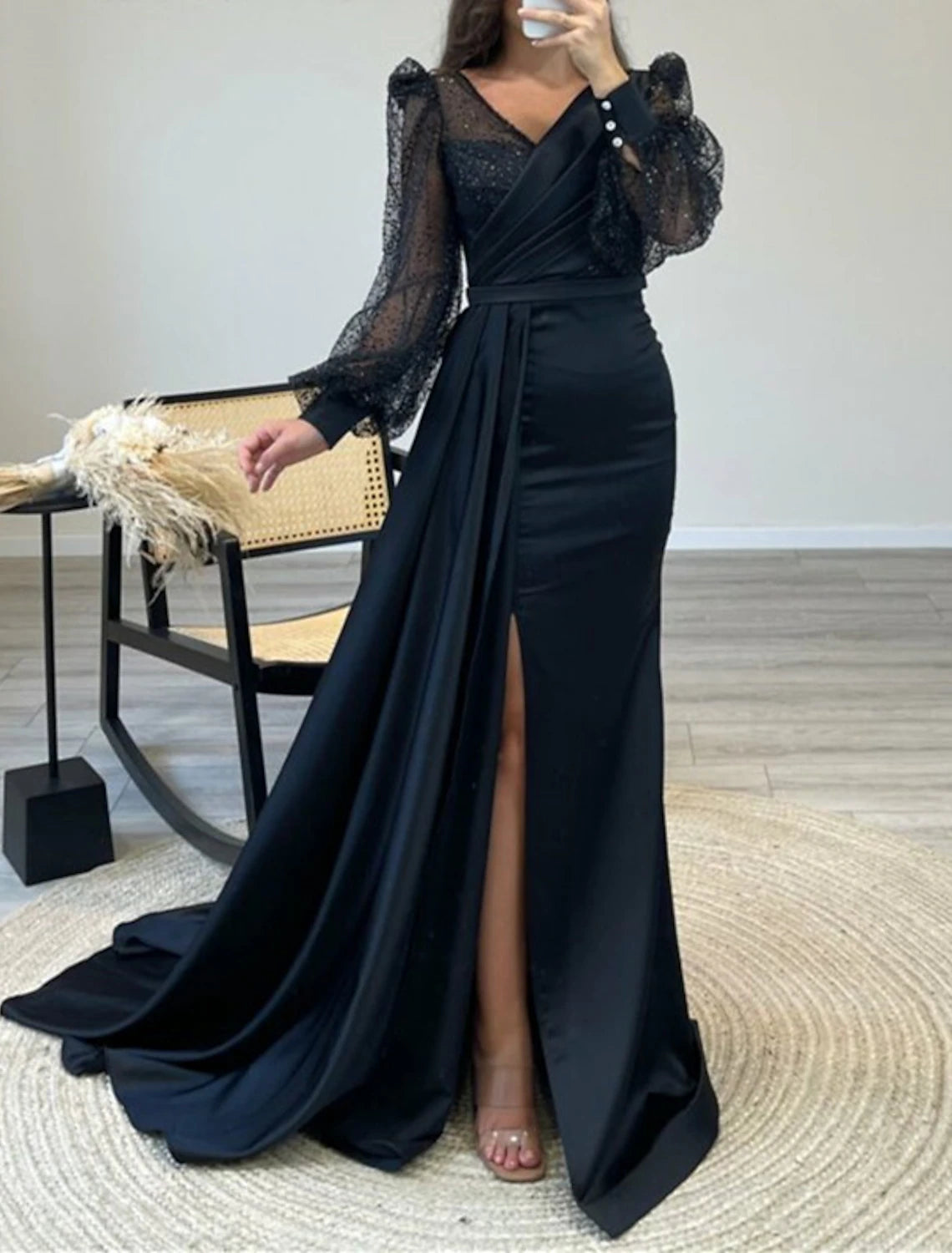 A-Linien-Abendkleid, schwarzes Kleid, Übergröße, funkelndes und glänzendes Kleid, formelle Cocktailparty, Hofschleppe, lange Ärmel, V-Ausschnitt, Gürtel/Schärpe, Charmeuse mit gerüschtem Paillettenschlitz