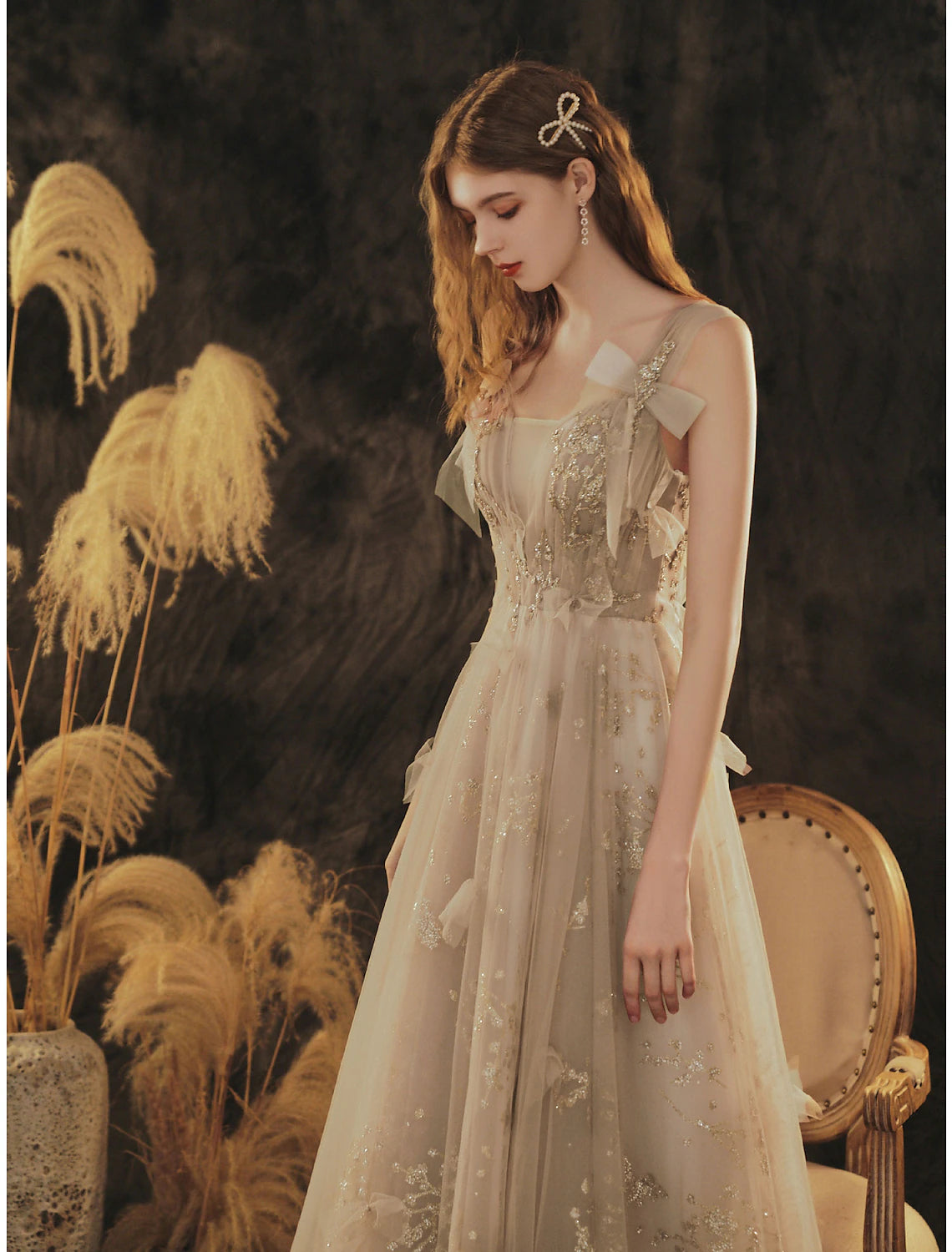 Robe de soirée élégante à fleurs, coupe trapèze, col rond, sans manches, longueur au sol, en tulle avec nœud(s) et plis