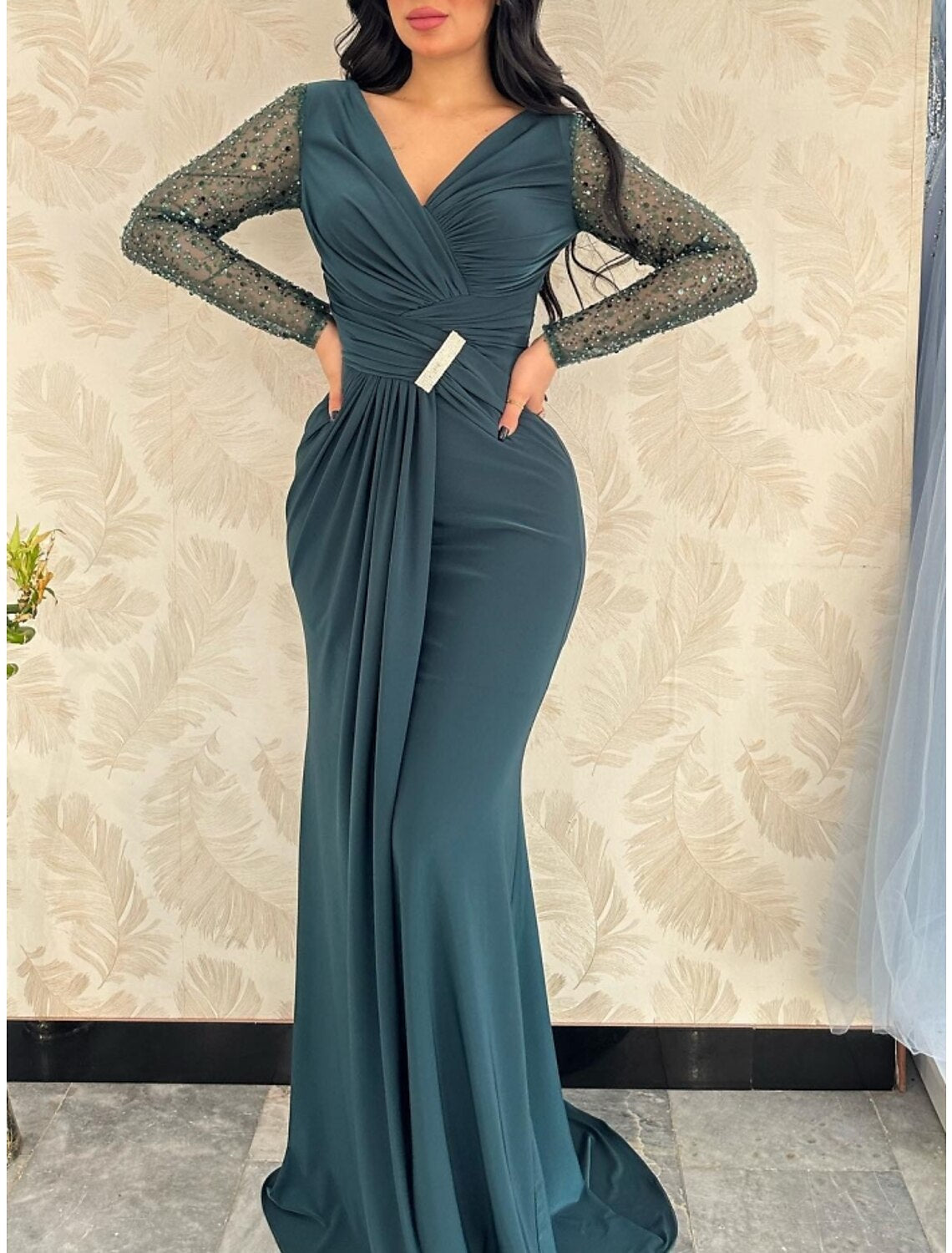 Meerjungfrau/Trompete Abendkleid Elegantes Kleid Formelles Sweep/Pinsel Schleppe Langarm V-Ausschnitt Satin mit Falten Geraffte Pailletten