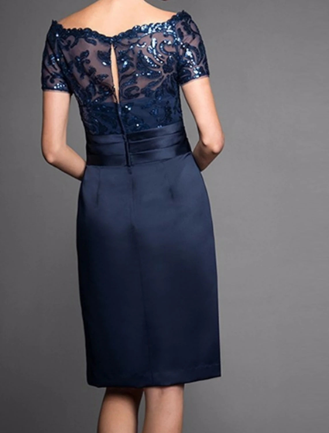 A-Linien-Kleid für die Mutter der Braut, Hochzeitsgast, elegant, Übergröße, funkelnd und glänzend, schulterfrei, knielang, Satin, Spitze, Pailletten, kurze Ärmel mit gerüschen Applikationen