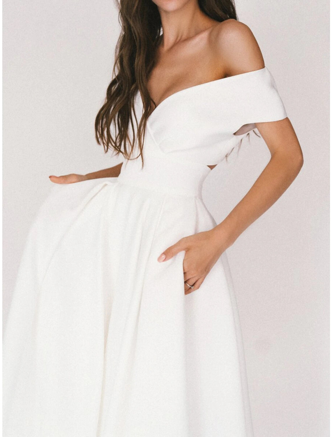 Empfang Kleine weiße Kleider Einfache Brautkleider A-Linie V-Ausschnitt Flügelärmeln Tee Länge Chiffon Brautkleider Mit Falten