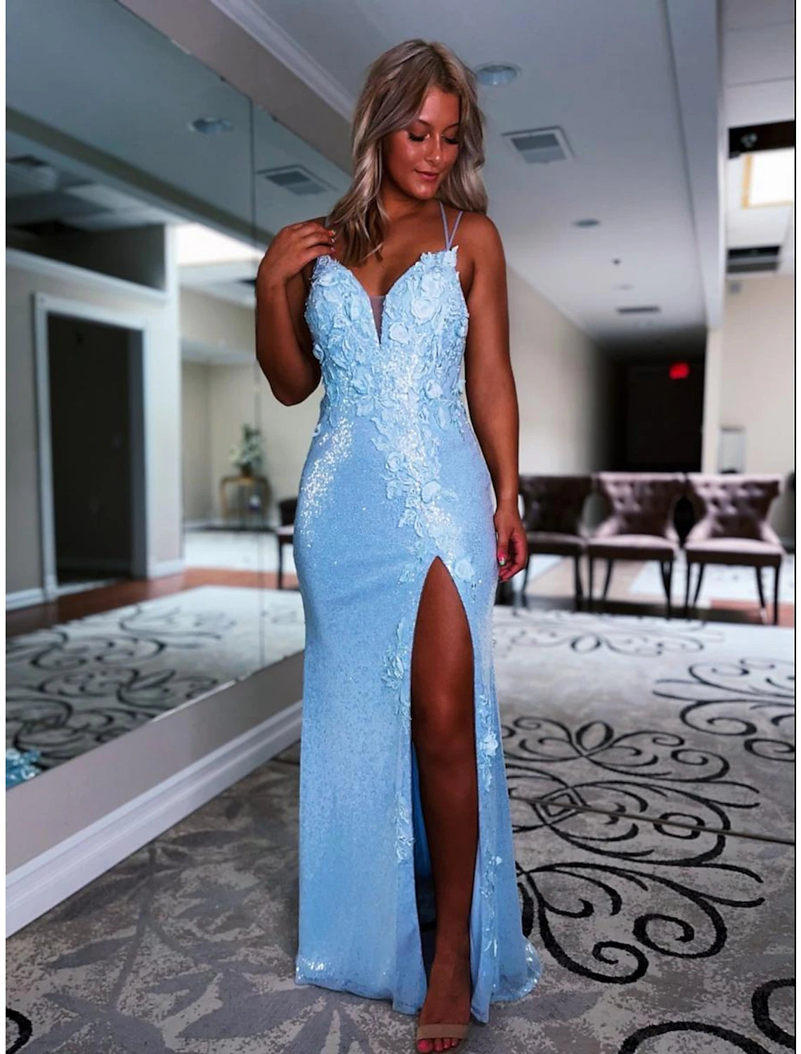 Robe de bal sirène/trompette scintillante et brillante, robe de soirée de mariage formelle, traîne à balayage/pinceau, sans manches, col en V, dos nu à paillettes avec appliques à paillettes
