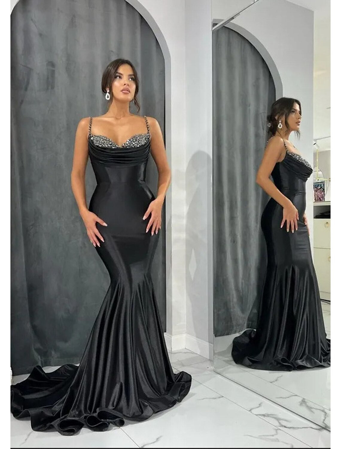 Robe de soirée sirène/trompette dos nu, tenue de soirée formelle, cravate noire, gala, traîne, sans manches, décolleté en cœur, satin avec cristaux scintillants