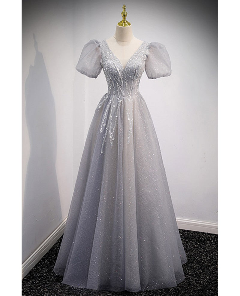 Charmante robe de bal grise duveteuse à manches courtes avec col en V princesse gris, paillettes perlées, dos nu et robe de soirée longue