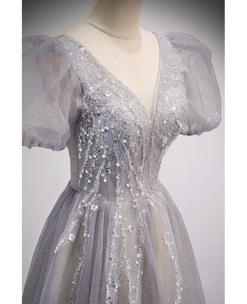Charmante robe de bal grise duveteuse à manches courtes avec col en V princesse gris, paillettes perlées, dos nu et robe de soirée longue