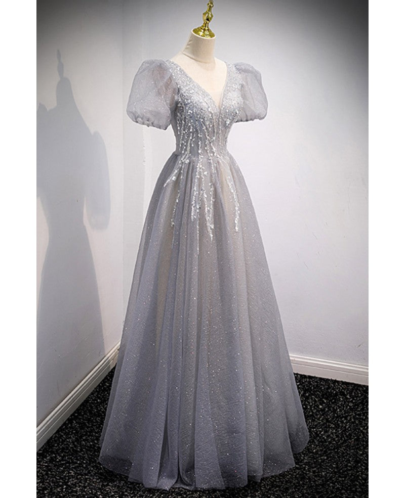 Charmante robe de bal grise duveteuse à manches courtes avec col en V princesse gris, paillettes perlées, dos nu et robe de soirée longue