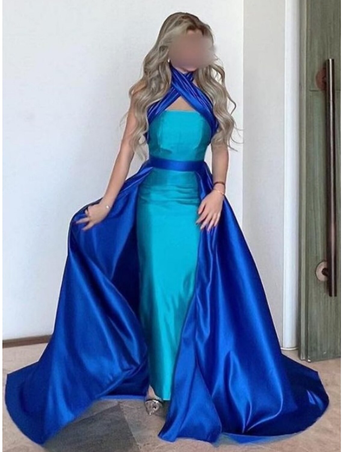 Robe de soirée trapèze élégante, traîne courte, sans manches, col licou, satin avec plis