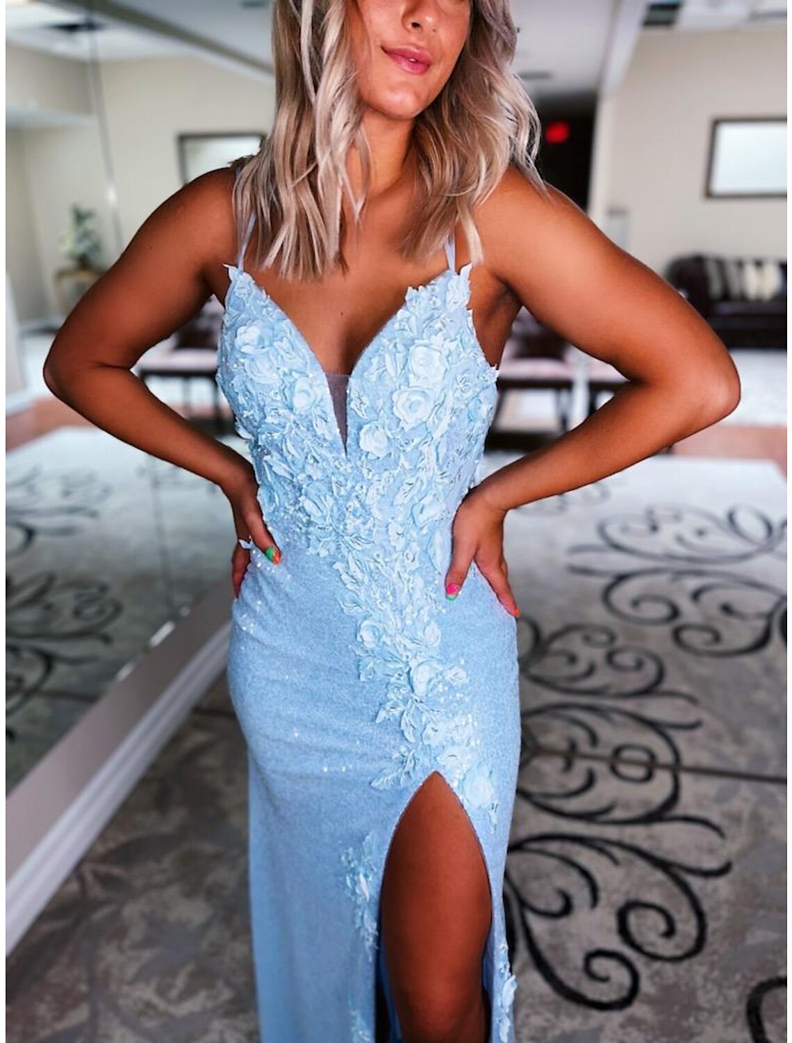 Robe de bal sirène/trompette scintillante et brillante, robe de soirée de mariage formelle, traîne à balayage/pinceau, sans manches, col en V, dos nu à paillettes avec appliques à paillettes